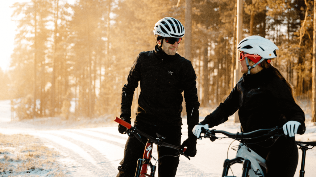 Kaksi pyöräilijää talvimaisemissa, kuva: Visit Lahti