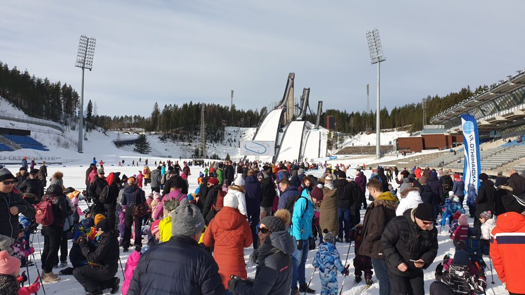 Ihmisiä stadionilla Lasten Talviolympialaisissa